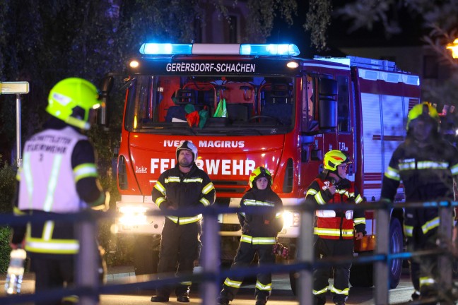 Grobrand: 13 Feuerwehren bei Brand eines alten Sgewerks im Ortszentrum von Sipbachzell im Einsatz