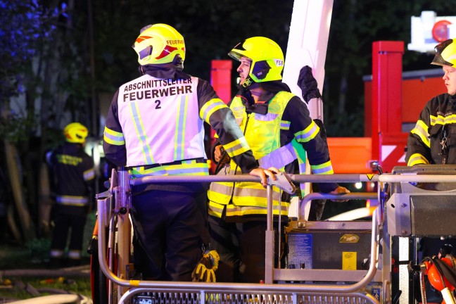 Grobrand: 13 Feuerwehren bei Brand eines alten Sgewerks im Ortszentrum von Sipbachzell im Einsatz
