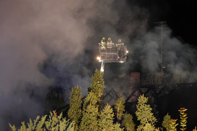 Grobrand: 13 Feuerwehren bei Brand eines alten Sgewerks im Ortszentrum von Sipbachzell im Einsatz