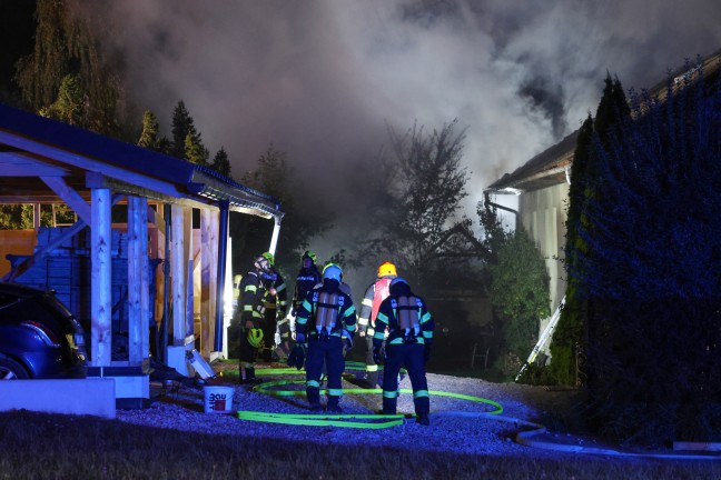 Grobrand: 13 Feuerwehren bei Brand eines alten Sgewerks im Ortszentrum von Sipbachzell im Einsatz