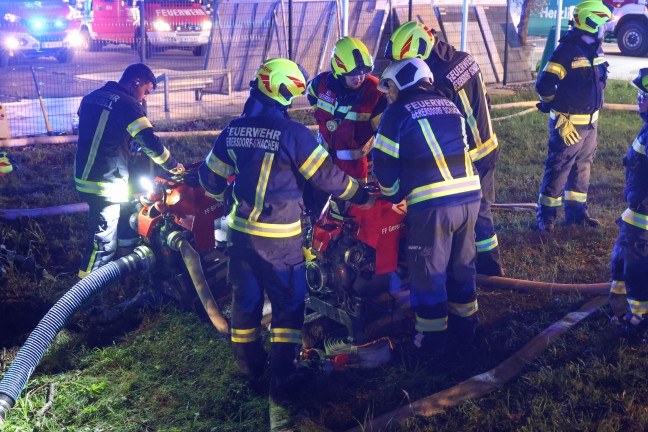 Grobrand: 13 Feuerwehren bei Brand eines alten Sgewerks im Ortszentrum von Sipbachzell im Einsatz
