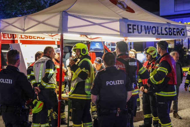 Grobrand: 13 Feuerwehren bei Brand eines alten Sgewerks im Ortszentrum von Sipbachzell im Einsatz