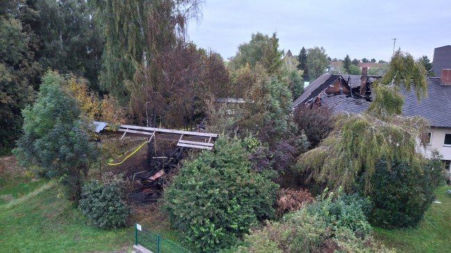 Grobrand: 13 Feuerwehren bei Brand eines alten Sgewerks im Ortszentrum von Sipbachzell im Einsatz