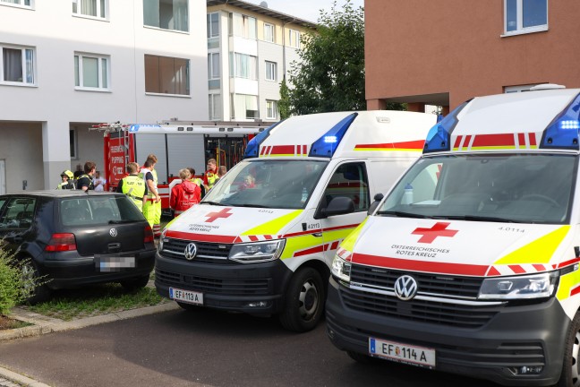 Groeinsatz von Feuerwehr und Rettungsdienst bei Wohnungsbrand in einer Wohnanlage in Eferding