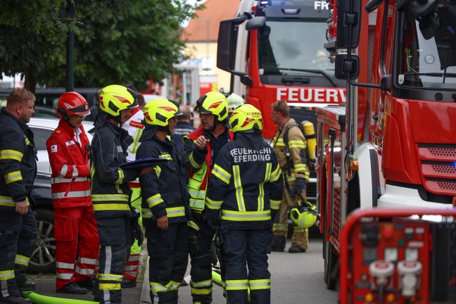 Groeinsatz von Feuerwehr und Rettungsdienst bei Wohnungsbrand in einer Wohnanlage in Eferding