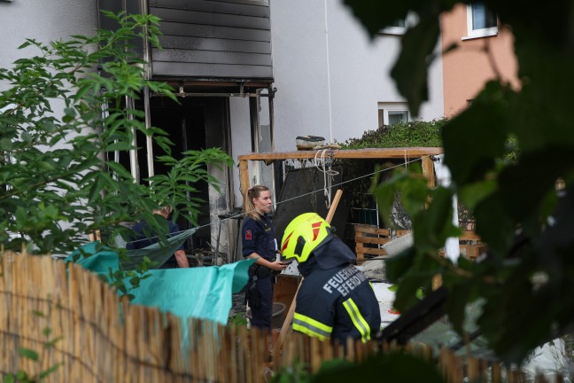Groeinsatz von Feuerwehr und Rettungsdienst bei Wohnungsbrand in einer Wohnanlage in Eferding