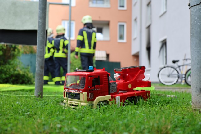 Groeinsatz von Feuerwehr und Rettungsdienst bei Wohnungsbrand in einer Wohnanlage in Eferding