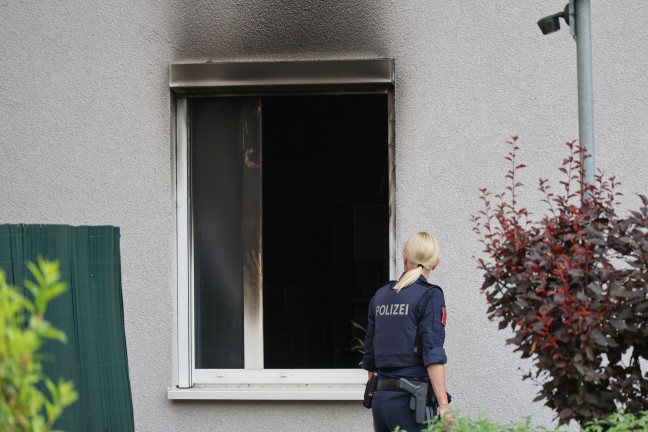 Groeinsatz von Feuerwehr und Rettungsdienst bei Wohnungsbrand in einer Wohnanlage in Eferding
