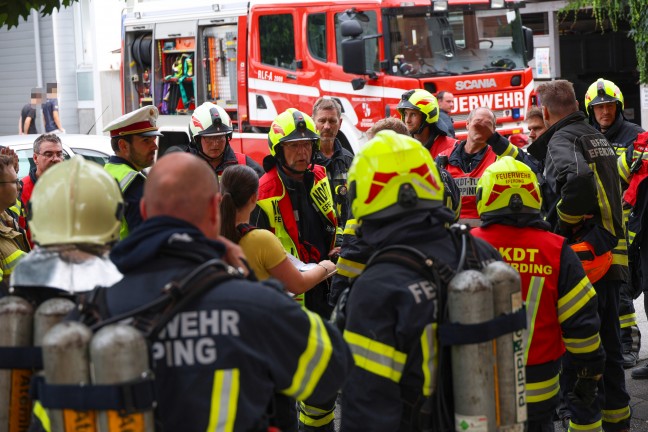 Groeinsatz von Feuerwehr und Rettungsdienst bei Wohnungsbrand in einer Wohnanlage in Eferding