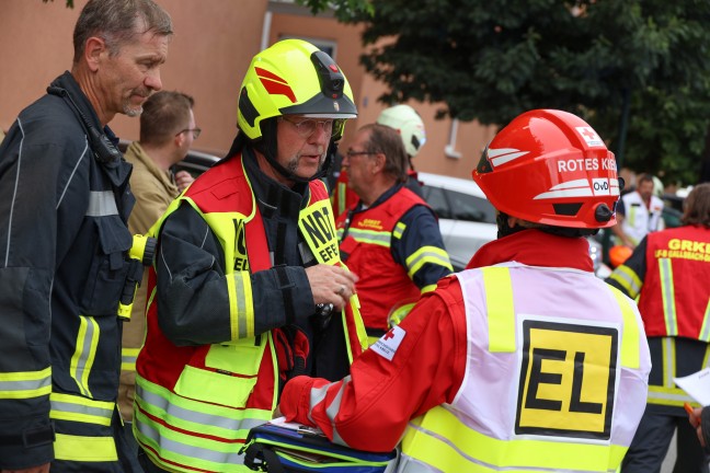 Groeinsatz von Feuerwehr und Rettungsdienst bei Wohnungsbrand in einer Wohnanlage in Eferding