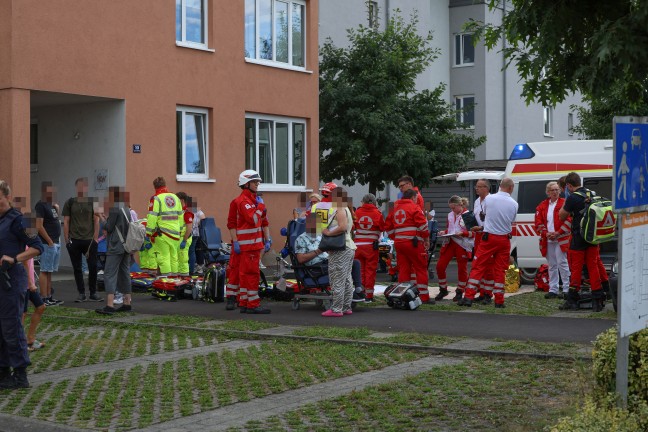 Groeinsatz von Feuerwehr und Rettungsdienst bei Wohnungsbrand in einer Wohnanlage in Eferding
