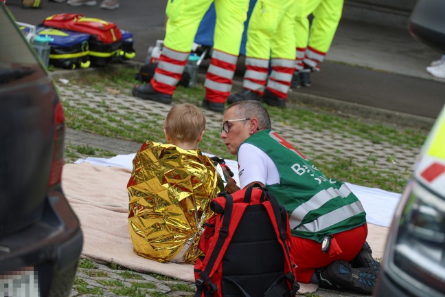 Groeinsatz von Feuerwehr und Rettungsdienst bei Wohnungsbrand in einer Wohnanlage in Eferding