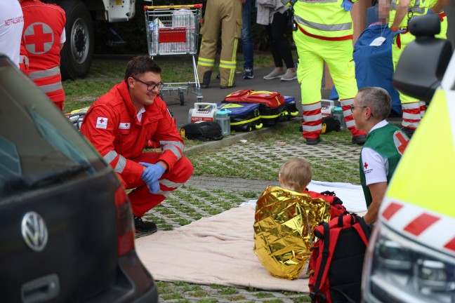 Groeinsatz von Feuerwehr und Rettungsdienst bei Wohnungsbrand in einer Wohnanlage in Eferding