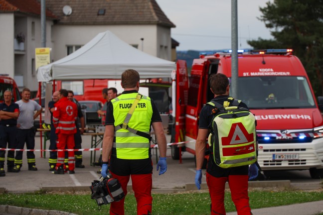 Groeinsatz von Feuerwehr und Rettungsdienst bei Wohnungsbrand in einer Wohnanlage in Eferding