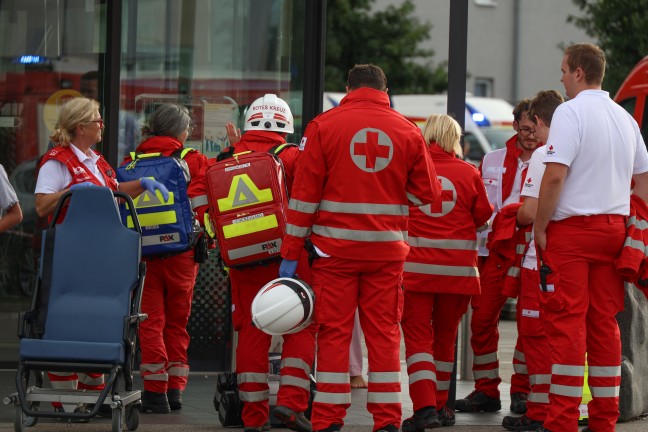 Groeinsatz von Feuerwehr und Rettungsdienst bei Wohnungsbrand in einer Wohnanlage in Eferding