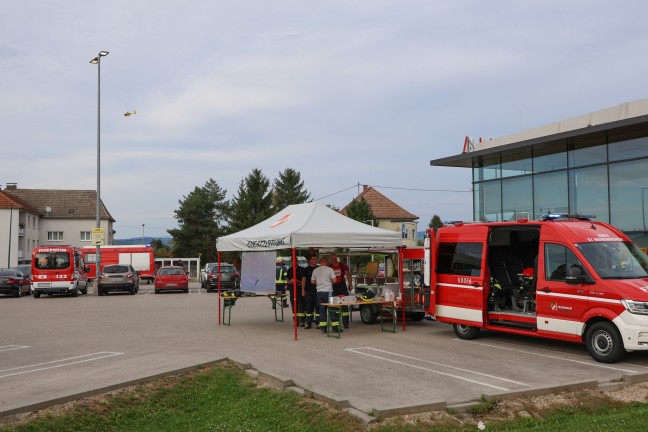 Groeinsatz von Feuerwehr und Rettungsdienst bei Wohnungsbrand in einer Wohnanlage in Eferding
