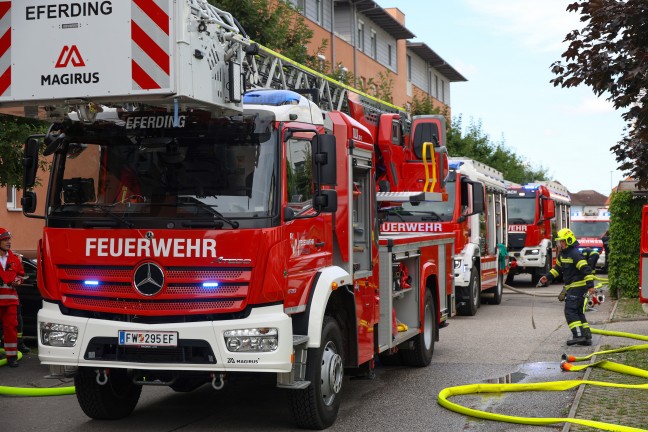 Groeinsatz von Feuerwehr und Rettungsdienst bei Wohnungsbrand in einer Wohnanlage in Eferding