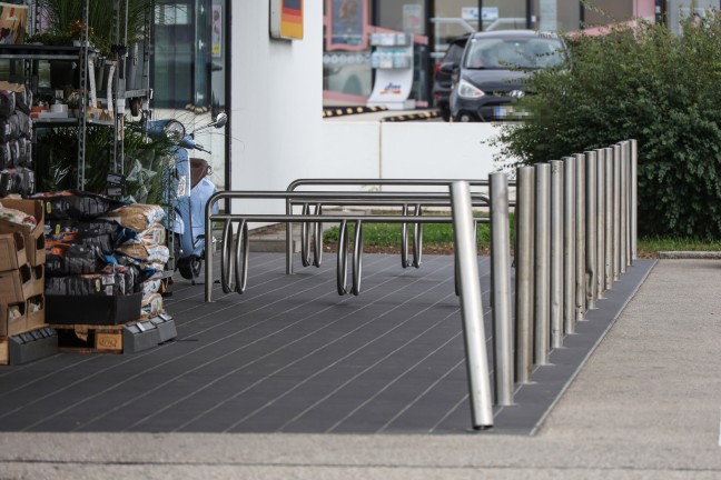 Personenrettung in Vorchdorf: Kind auf Parkplatz vor Geschft mit Fu in Fahrradstnder eingeklemmt