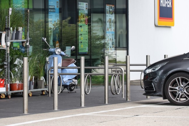 Personenrettung in Vorchdorf: Kind auf Parkplatz vor Geschft mit Fu in Fahrradstnder eingeklemmt