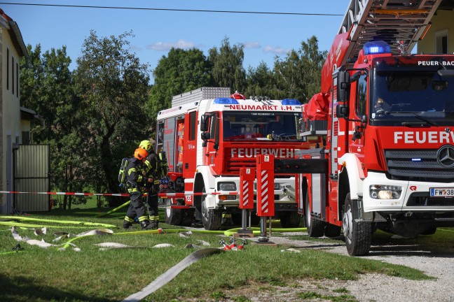 Acht Feuerwehren bei PKW-Brand in einem Nebengebude in Taufkirchen an der Trattnach im Einsatz