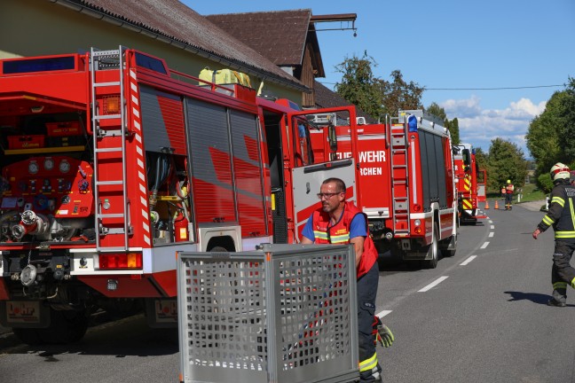 Acht Feuerwehren bei PKW-Brand in einem Nebengebude in Taufkirchen an der Trattnach im Einsatz