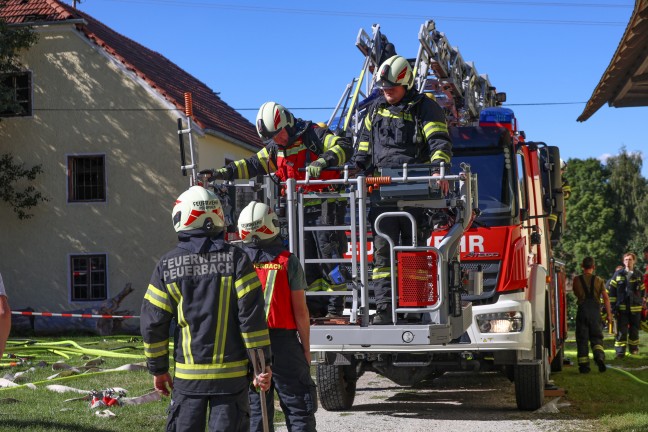 Acht Feuerwehren bei PKW-Brand in einem Nebengebude in Taufkirchen an der Trattnach im Einsatz