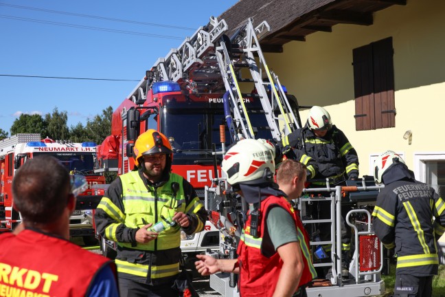 Acht Feuerwehren bei PKW-Brand in einem Nebengebude in Taufkirchen an der Trattnach im Einsatz