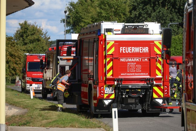 Acht Feuerwehren bei PKW-Brand in einem Nebengebude in Taufkirchen an der Trattnach im Einsatz