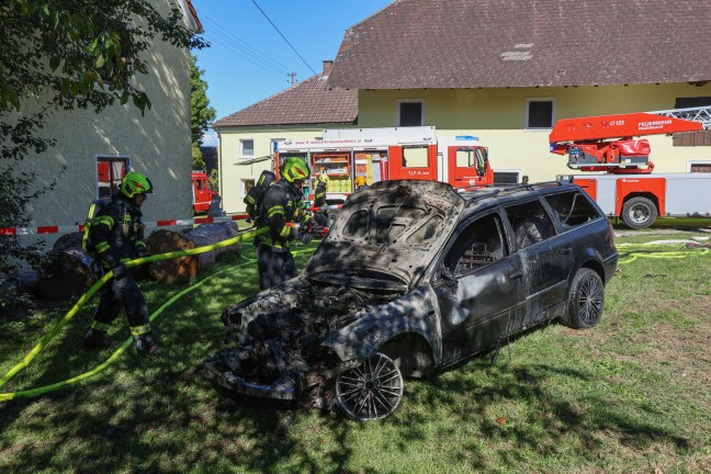 Acht Feuerwehren bei PKW-Brand in einem Nebengebude in Taufkirchen an der Trattnach im Einsatz