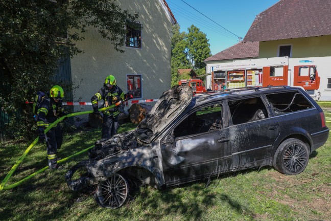 Acht Feuerwehren bei PKW-Brand in einem Nebengebude in Taufkirchen an der Trattnach im Einsatz