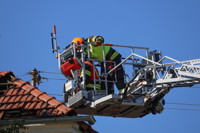 Acht Feuerwehren bei PKW-Brand in einem Nebengebude in Taufkirchen an der Trattnach im Einsatz