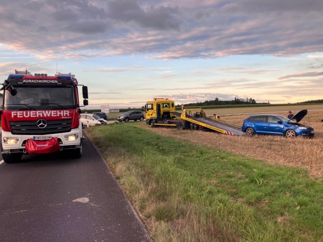 Auto nach heftigem Kreuzungscrash bei Ohlsdorf im Stoppelfeld gelandet