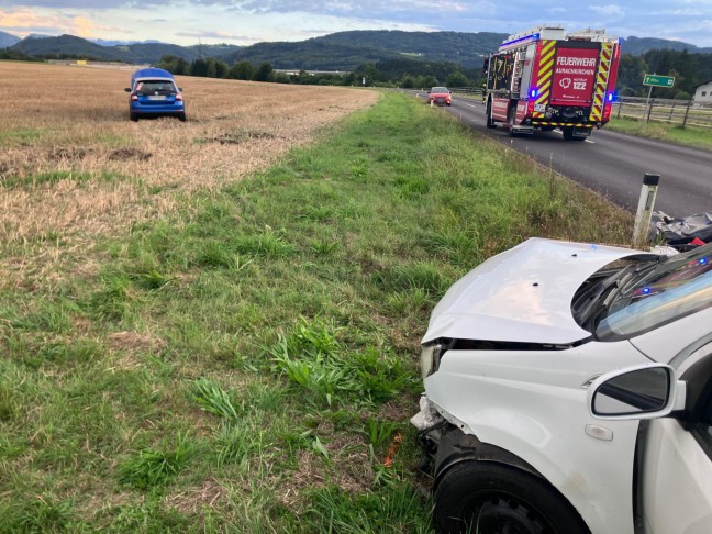 Auto nach heftigem Kreuzungscrash bei Ohlsdorf im Stoppelfeld gelandet