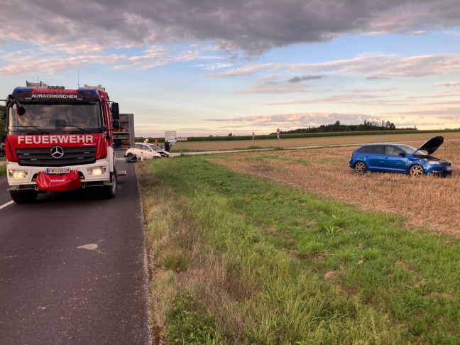 Auto nach heftigem Kreuzungscrash bei Ohlsdorf im Stoppelfeld gelandet