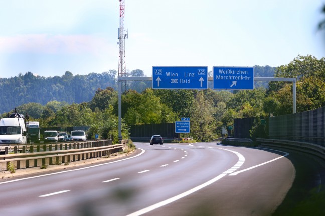 Geisterfahrer: LKW-Sattelzug auf der Welser Autobahn bei Weikirchen an der Traun gestoppt
