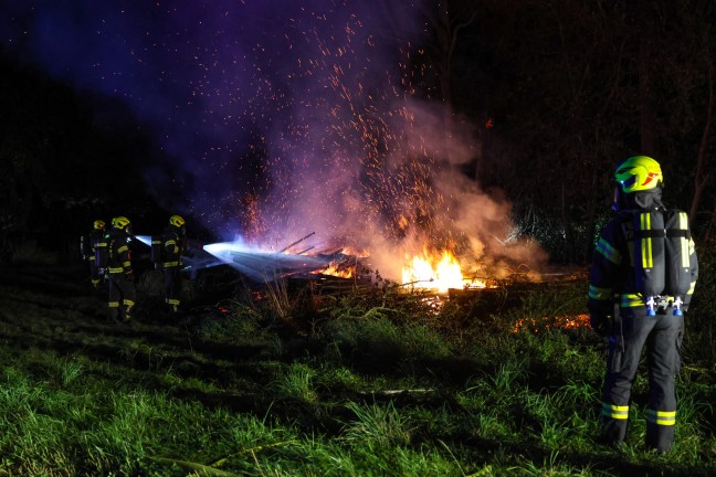 Brand eines Holzstoes an einer Baumzeile in Steinhaus sorgt fr Einsatz zweier Feuerwehren