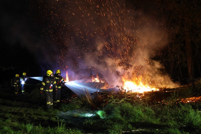 Brand eines Holzstoes an einer Baumzeile in Steinhaus sorgt fr Einsatz zweier Feuerwehren