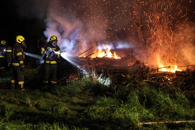 Brand eines Holzstoes an einer Baumzeile in Steinhaus sorgt fr Einsatz zweier Feuerwehren