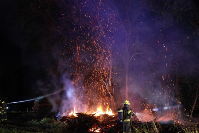Brand eines Holzstoes an einer Baumzeile in Steinhaus sorgt fr Einsatz zweier Feuerwehren