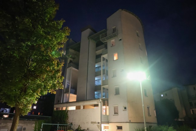 Feuerwehr bei Brandverdacht in einem Mehrparteienwohnhaus in Wels-Lichtenegg im Einsatz