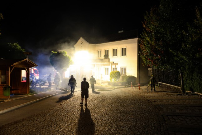 Polizei ermittelt: Einsatz zweier Feuerwehren bei Heckenbrand im Ortszentrum von Steinhaus