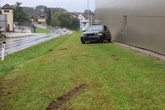 Auto in Wartberg an der Krems gegen Fassade eines Lebensmittelmarktes berschlagen