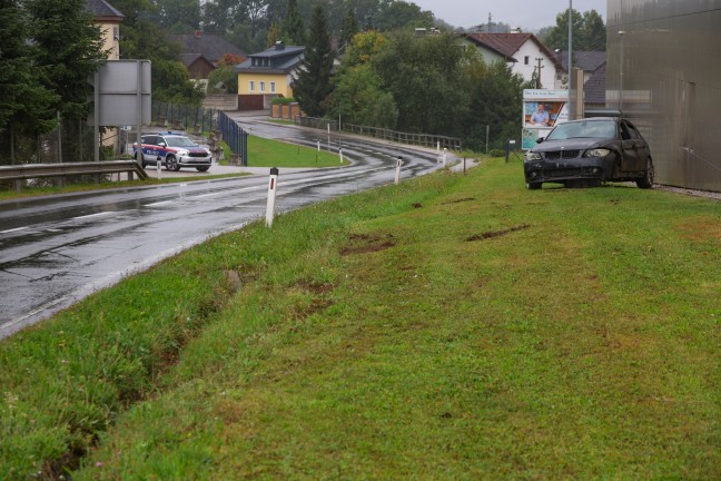 Auto in Wartberg an der Krems gegen Fassade eines Lebensmittelmarktes berschlagen