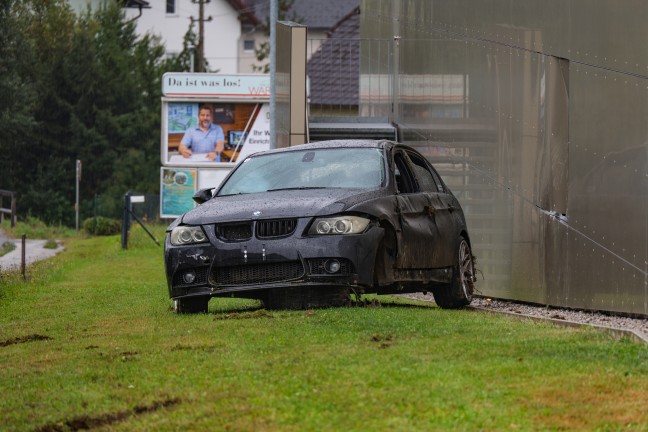 Auto in Wartberg an der Krems gegen Fassade eines Lebensmittelmarktes berschlagen