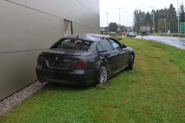Auto in Wartberg an der Krems gegen Fassade eines Lebensmittelmarktes berschlagen