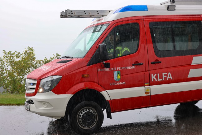 Schwerer Traktorunfall: Traktor mitsamt Holzrckewagen in Kirchham gegen Waldrand geprallt