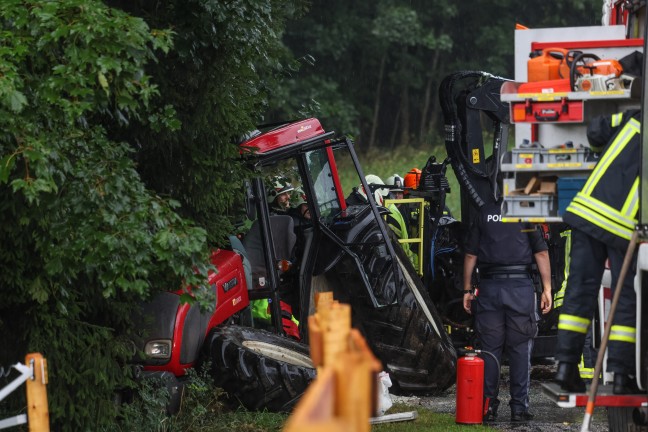 Schwerer Traktorunfall: Traktor mitsamt Holzrckewagen in Kirchham gegen Waldrand geprallt