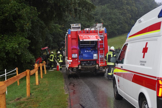 Schwerer Traktorunfall: Traktor mitsamt Holzrckewagen in Kirchham gegen Waldrand geprallt