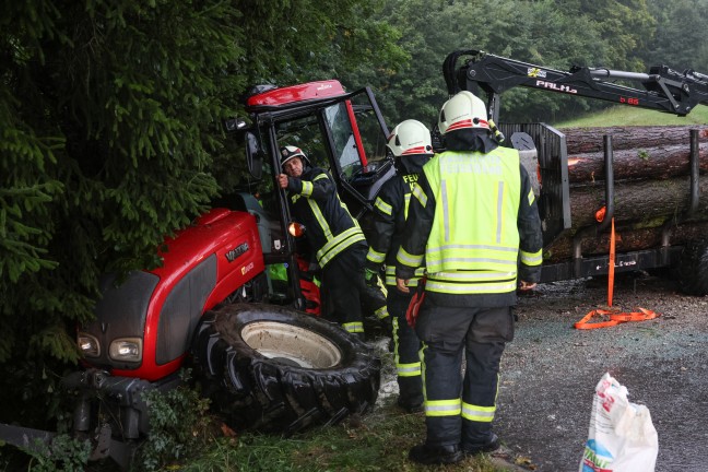 Schwerer Traktorunfall: Traktor mitsamt Holzrckewagen in Kirchham gegen Waldrand geprallt