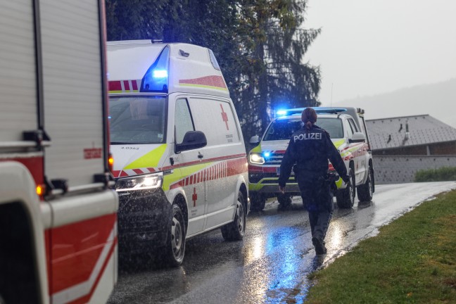 Schwerer Traktorunfall: Traktor mitsamt Holzrckewagen in Kirchham gegen Waldrand geprallt
